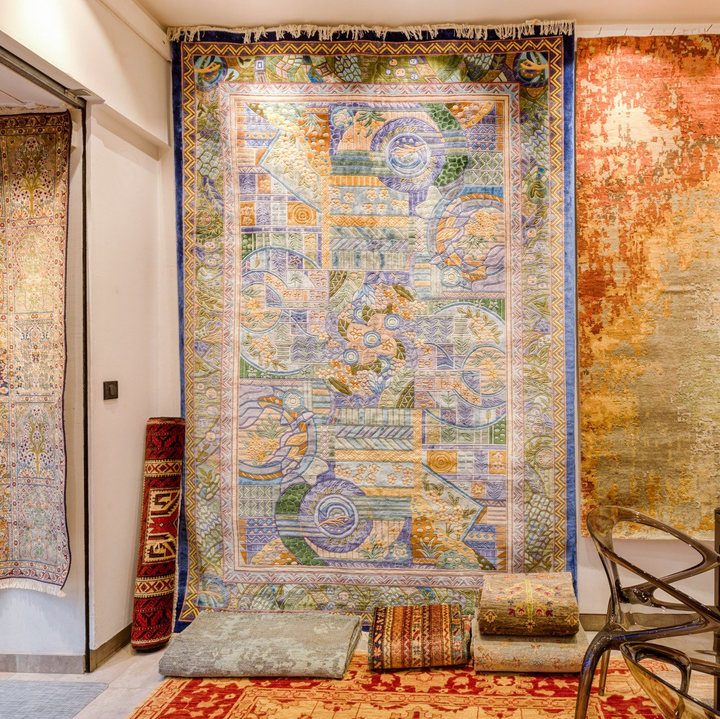 Tapis étendu en hauteur à côté d'une chaise