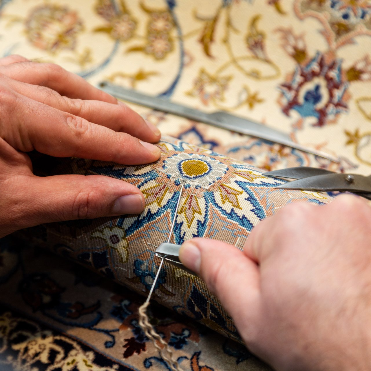 Couture d'une fleur sur un tapis