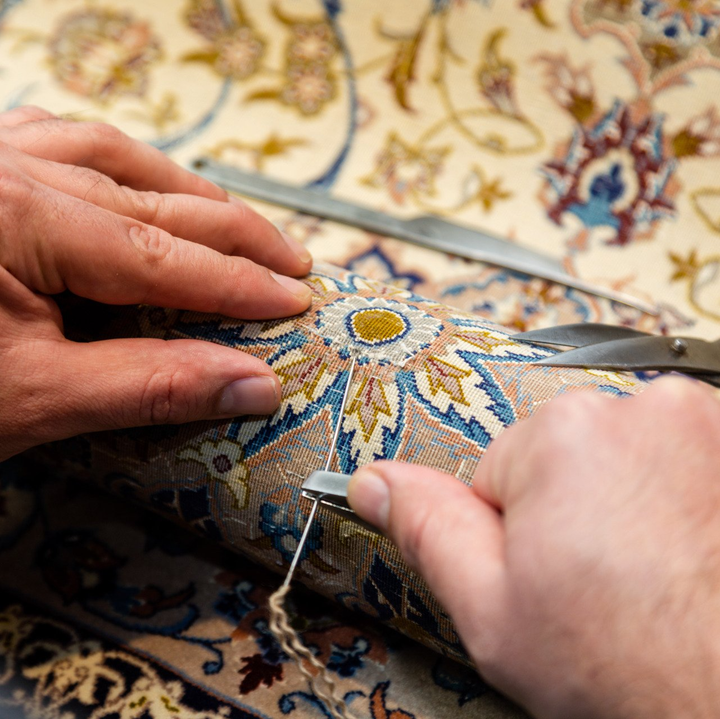 Couture sur un tapis par une personne