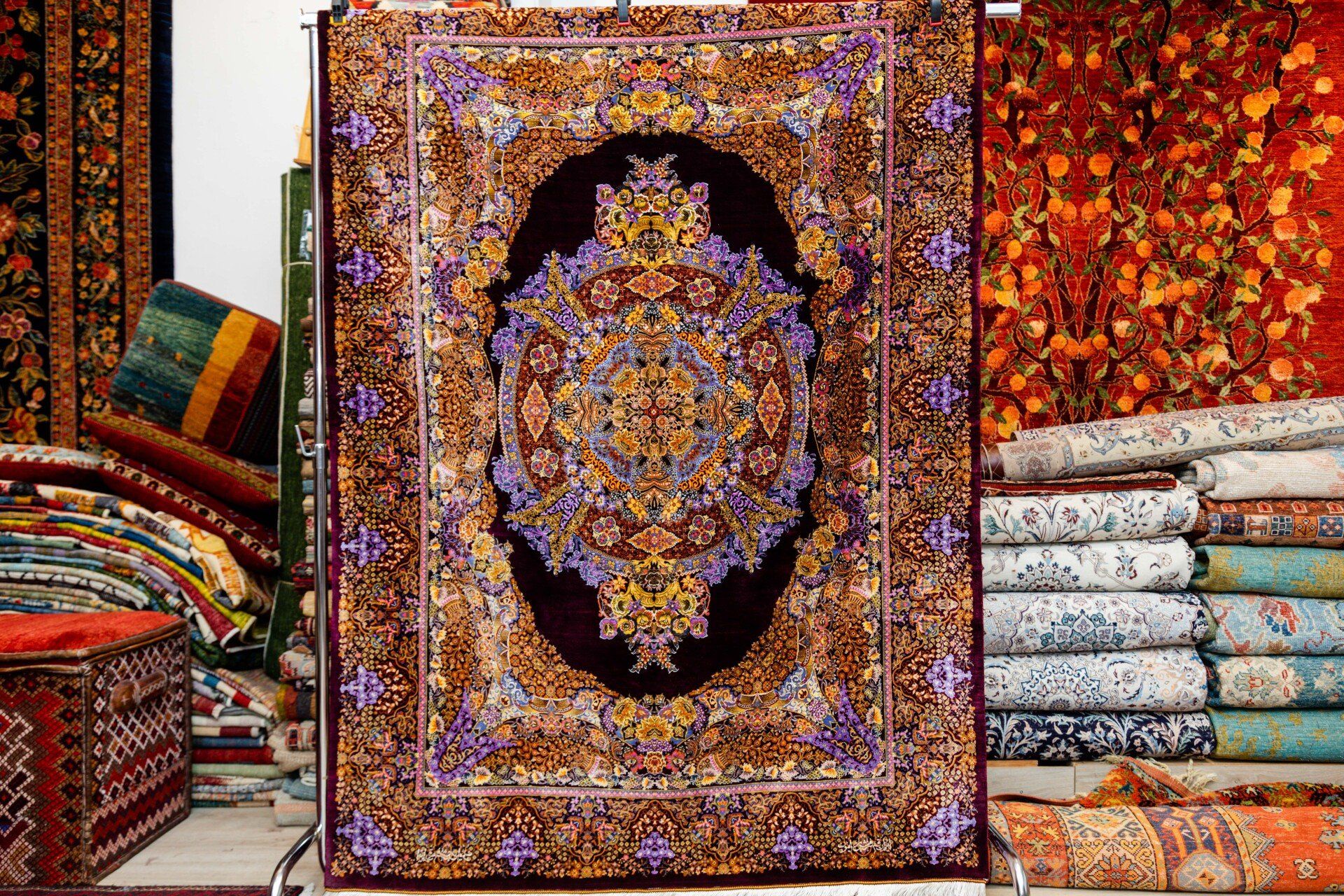 Tapis étendu en hauteur parmi d'autres tapis