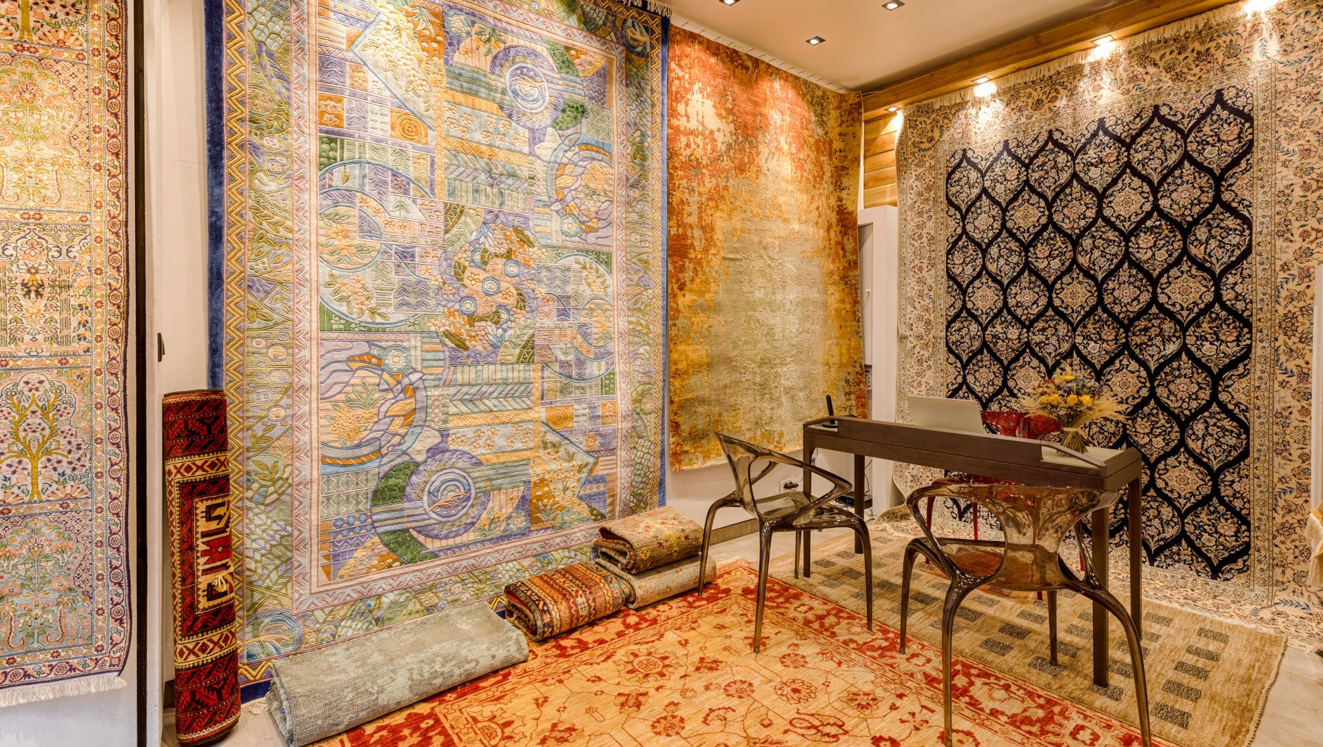 Bureau avec trois chaises au milieu des tapis d'exposition