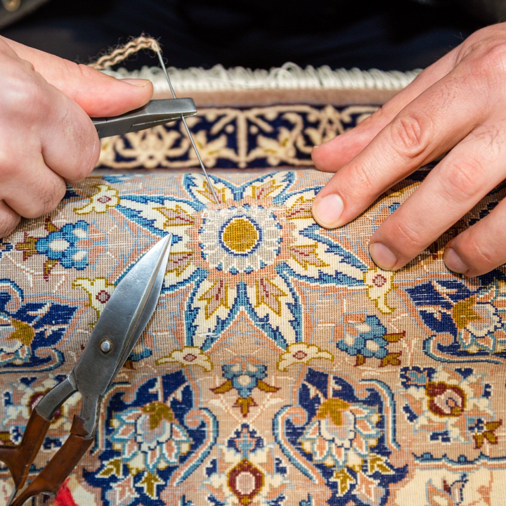 Travail sur un motif de tapis