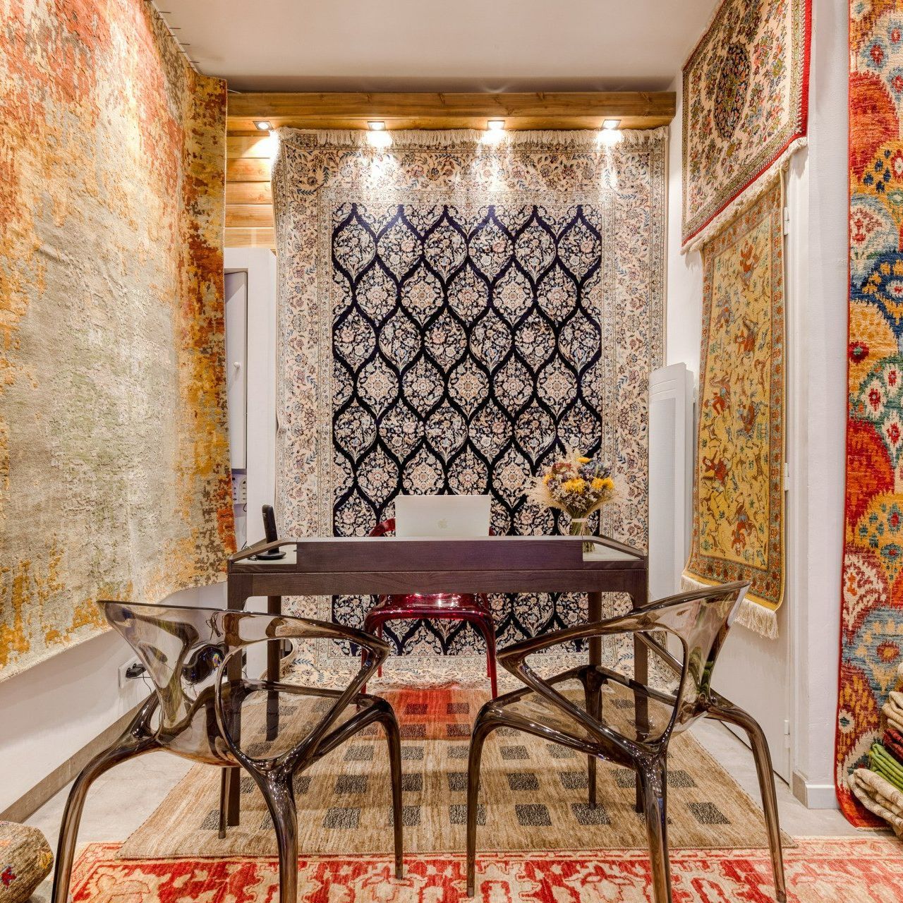 Bureau avec trois chaises au milieu de tapis