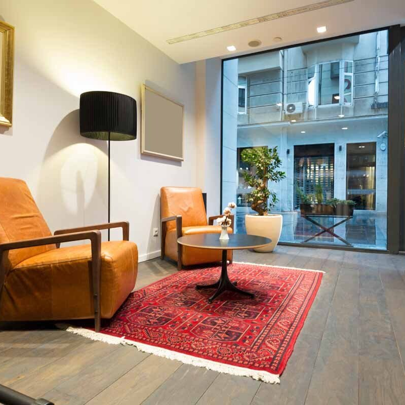 Deux fauteuils devant une vitrine, vue de l'intérieur