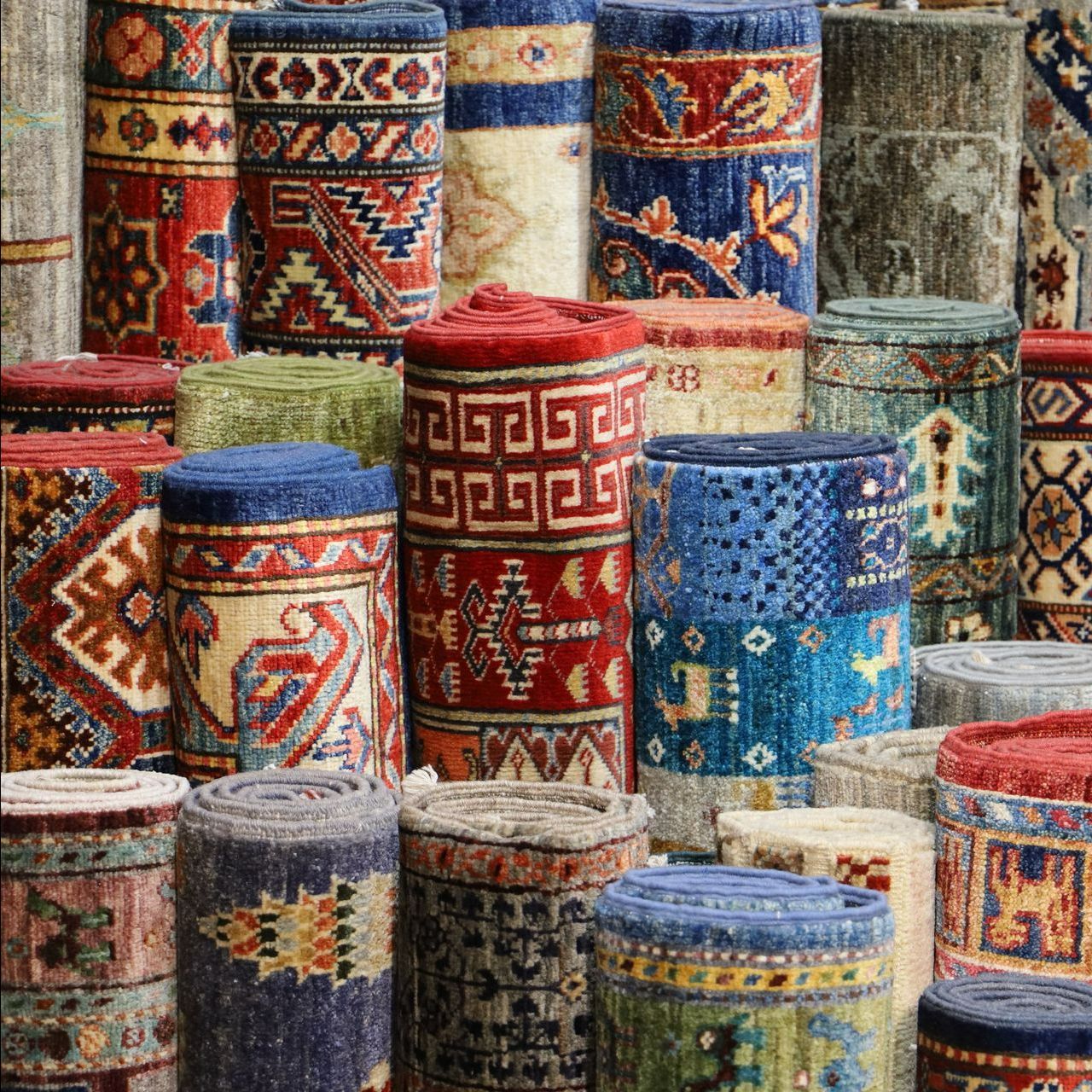 Différents rouleaux de tapis colorés