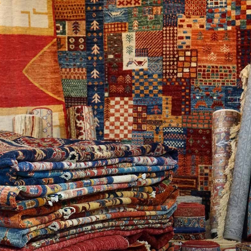 Pile de tapis les uns sur les autres en dessous de tapis accrochés