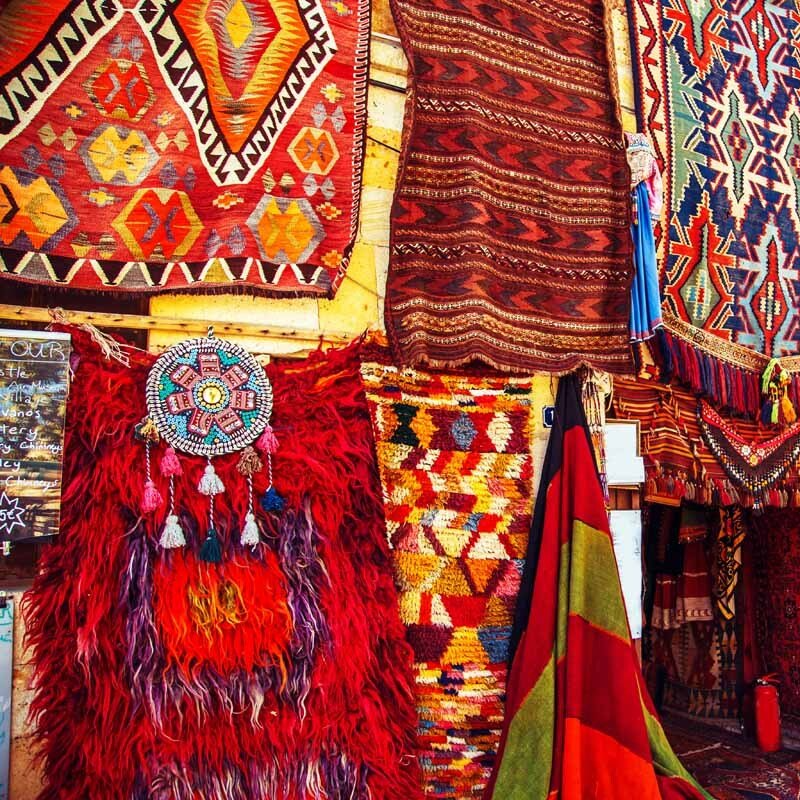 Petits tapis rouges berbères accrochés au plafond