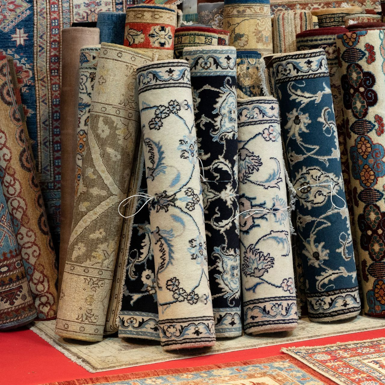 Rouleaux de tapis attachés avec une corde