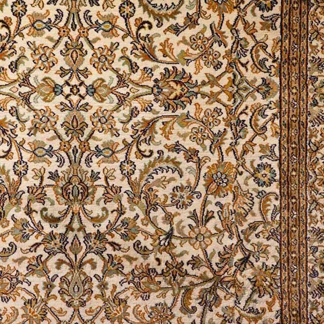 Tapis ancien beige avec des fleurs étendu