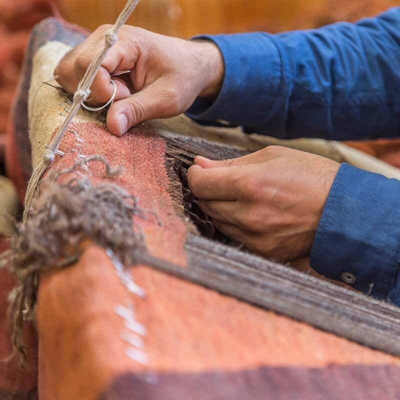 Réparation d'un tapis sur un établi