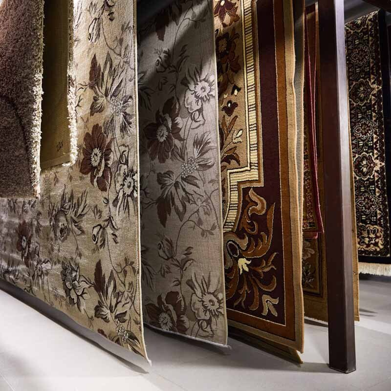 Différentes collections de tapis accrochées par le haut