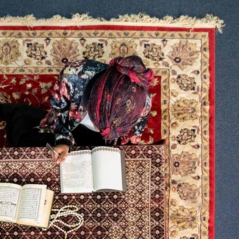 Vue aérienne d'un tapis avec une femme dessus