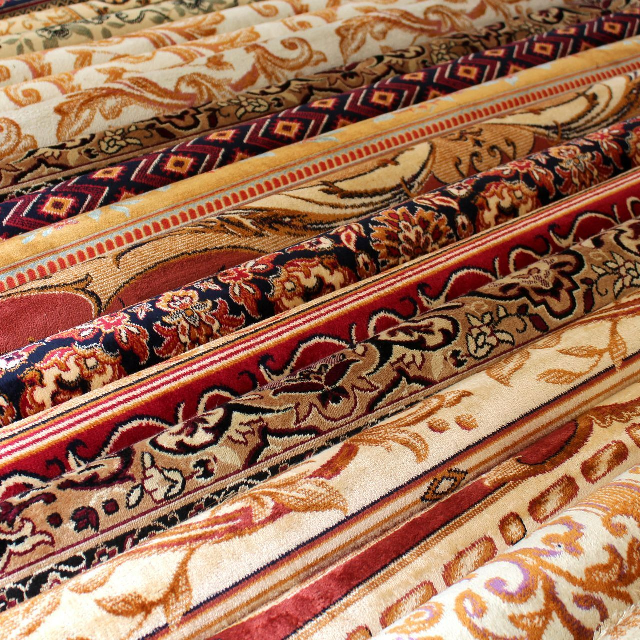 Tapis persans pliés les uns sur les autres