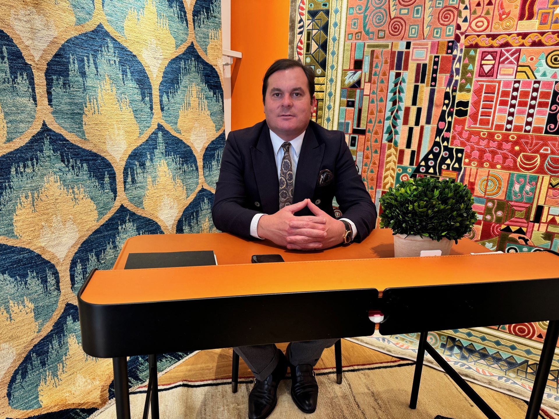 Professionnel assis derrière son comptoir, les mains croisés