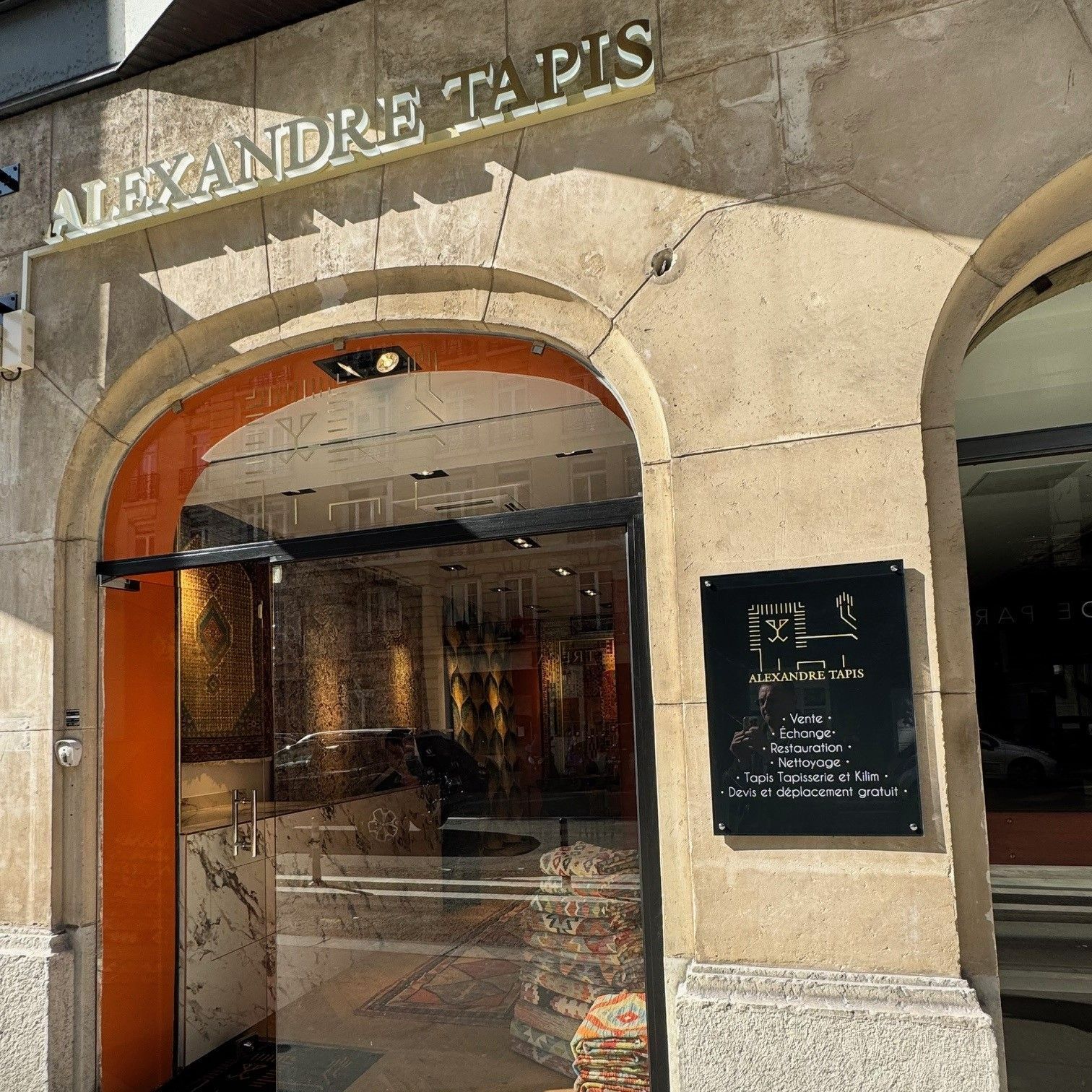 Devanture de la boutique Alexandre Tapis à Paris 16
