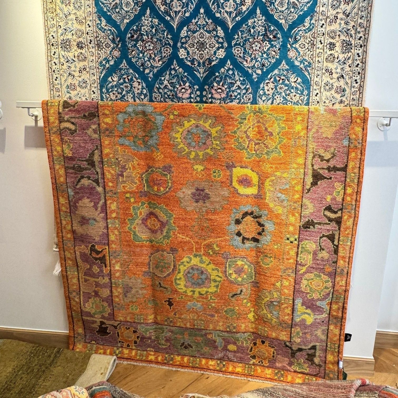 Tapis étendu sur des portes-tapis