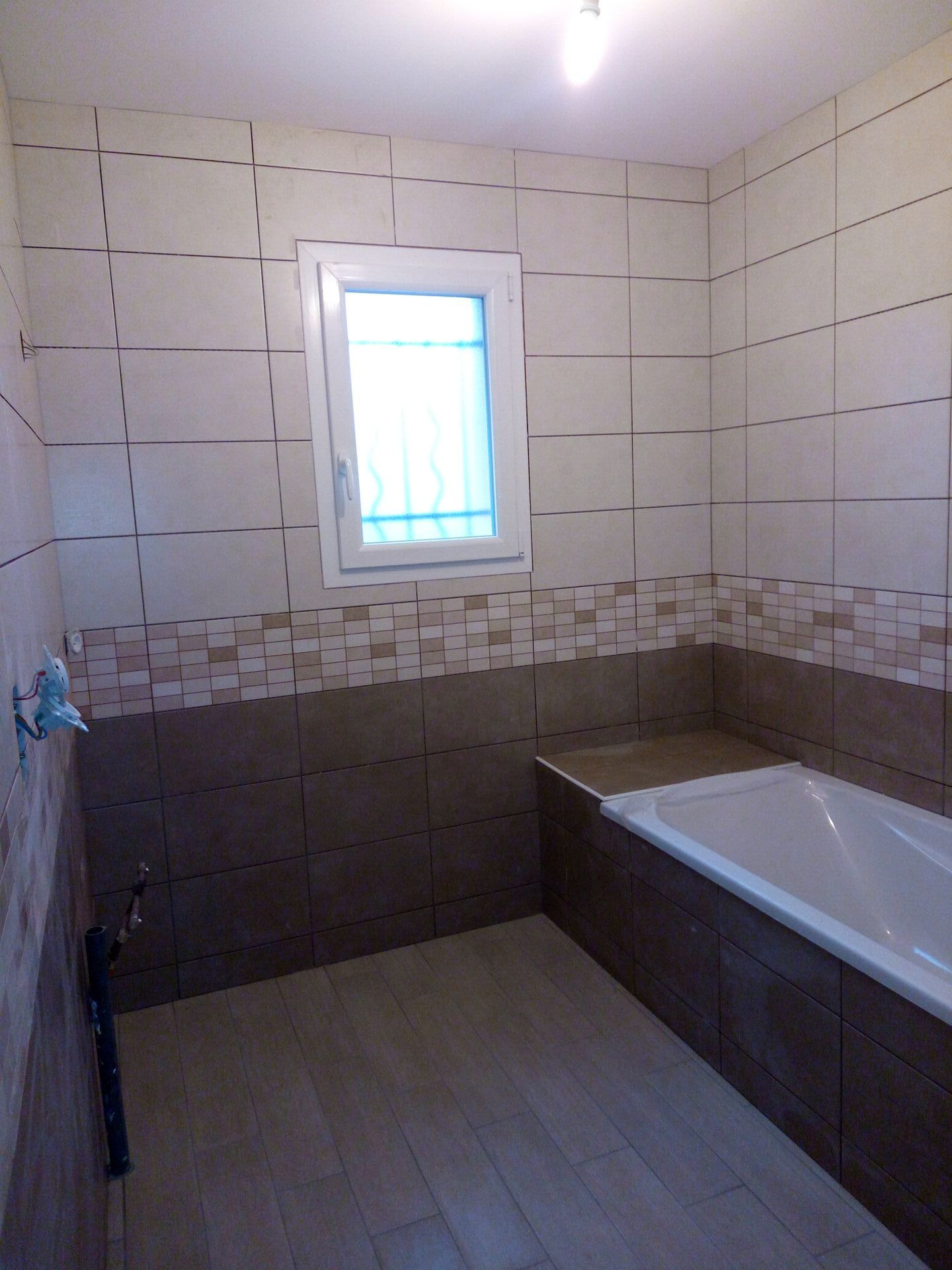 Salle de bains avec une baignoire