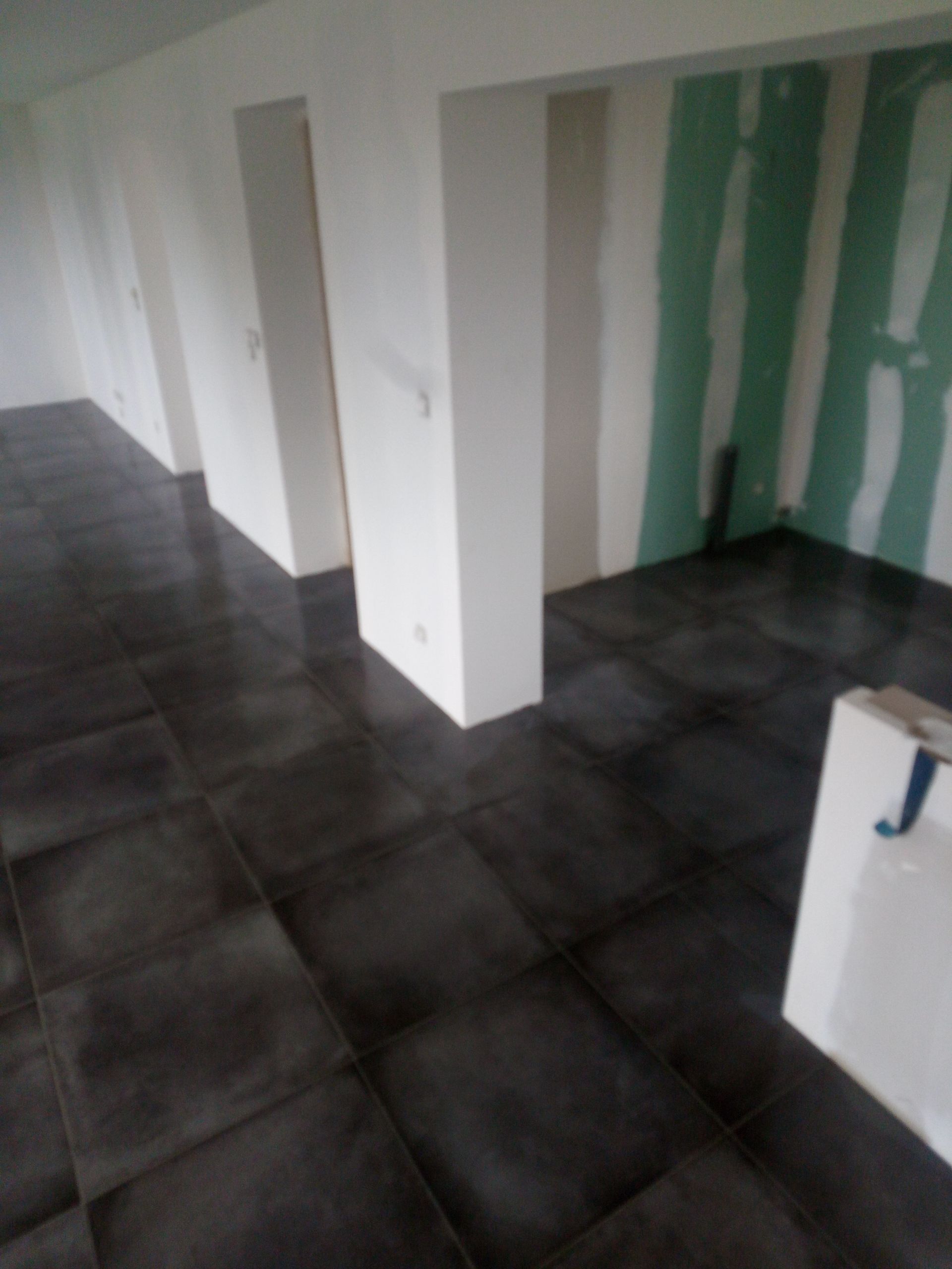 Carrelage noir au sol