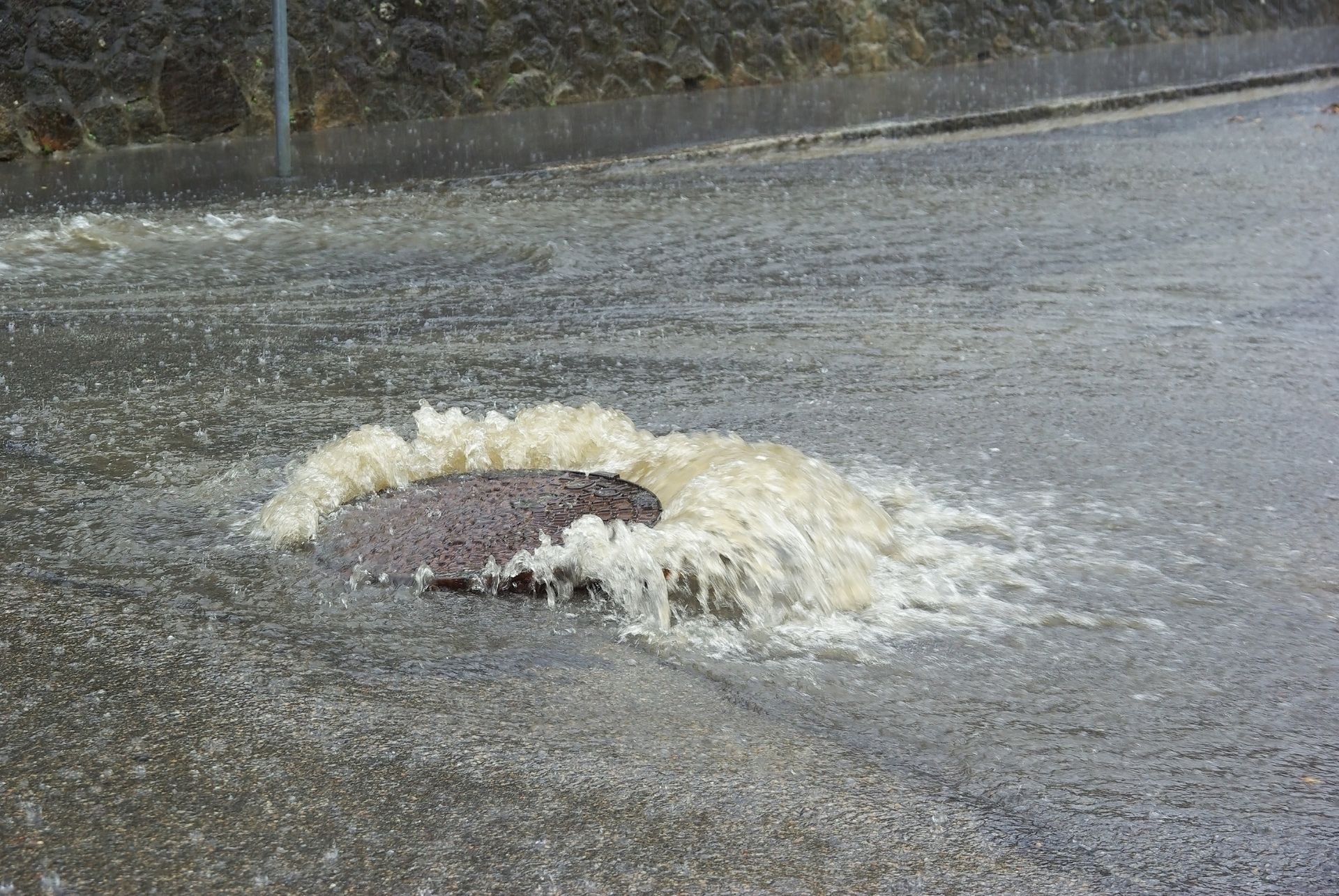 Eaux pluviales qui débordent dans la rue