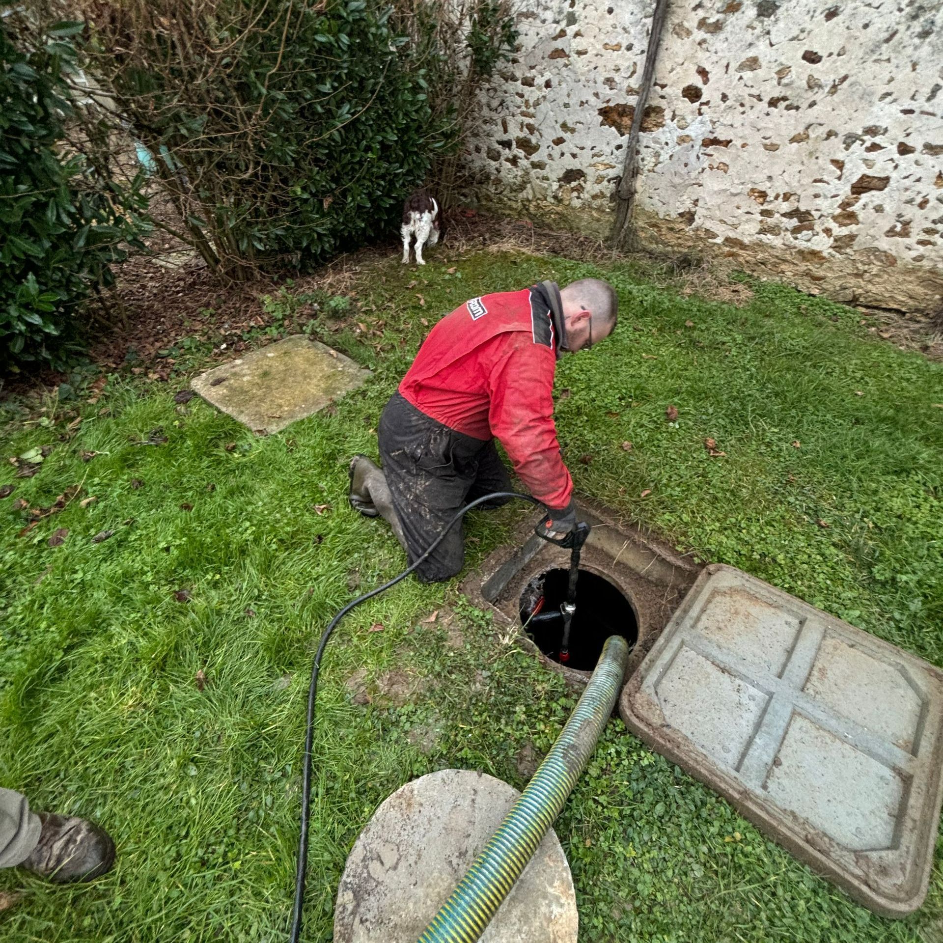 Vidange de fosse septique en cours