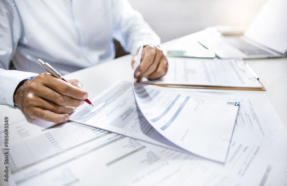 Una donna sta tagliando le unghie dei piedi a un'altra donna in un salone.