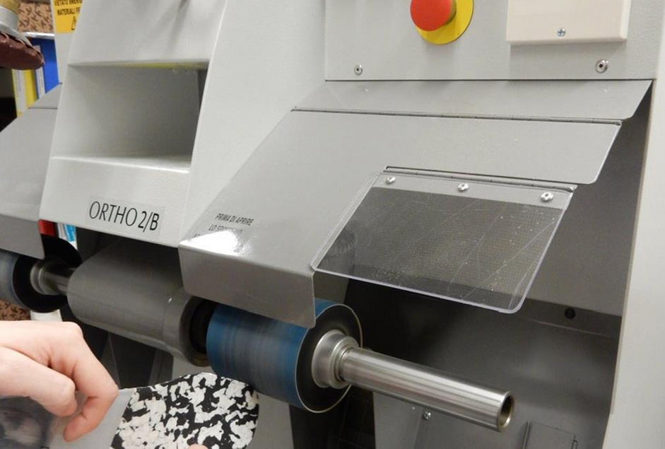 Una persona si fa misurare i piedi da un medico.