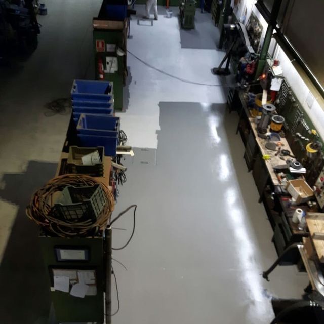 Una vista aérea de un taller lleno de muchas herramientas.