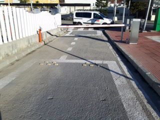 Una camioneta blanca está estacionada al costado de la carretera