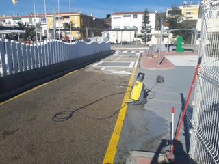 Una hidrolavadora amarilla está parada al costado de la carretera