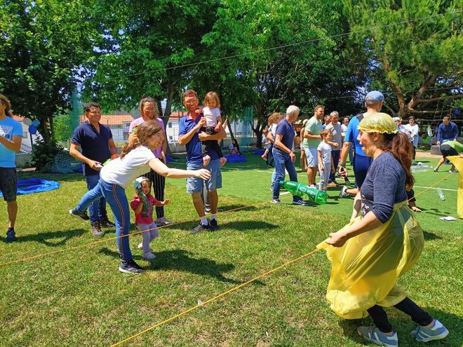 Um grupo de pessoas está jogando um jogo em um parque.