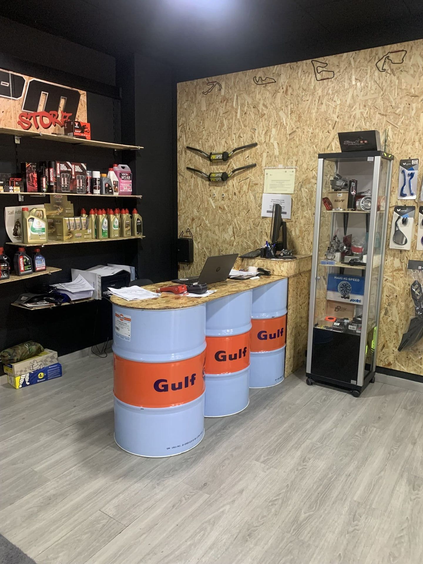 Una tienda llena de barriles de petróleo del Golfo y un mostrador.