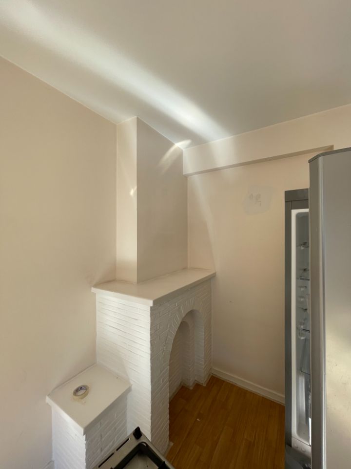 Cheminée et murs blanc