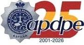 Logotipo azul estilo placa policial con las letras “apdpe” en rojo y azul sobre fondo blanco.
