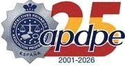 Logotipo azul estilo placa policial con las letras “apdpe” en rojo y azul sobre fondo blanco.