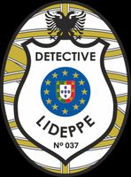 Logotipo azul estilo placa policial con las letras “apdpe” en rojo y azul sobre fondo blanco.