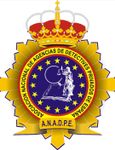 Logotipo azul estilo placa policial con las letras “apdpe” en rojo y azul sobre fondo blanco.