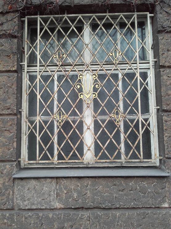 Fenstergitter mit Vergoldung