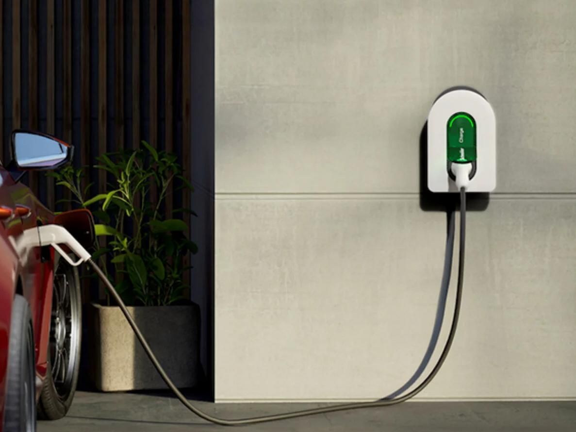 Une borne de recharge blanche.