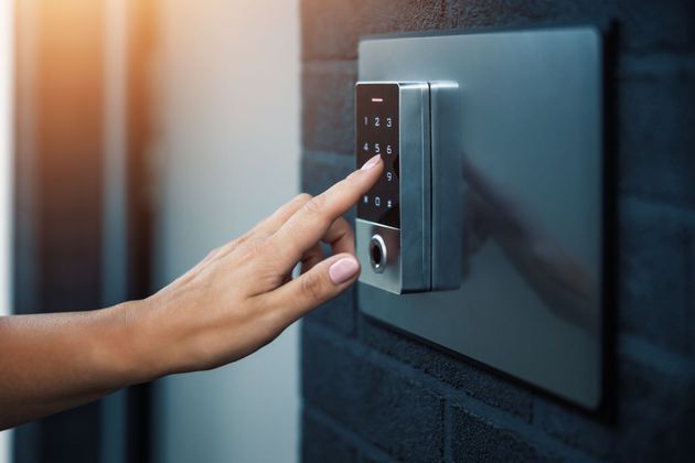 Un doigt sur un digicode.