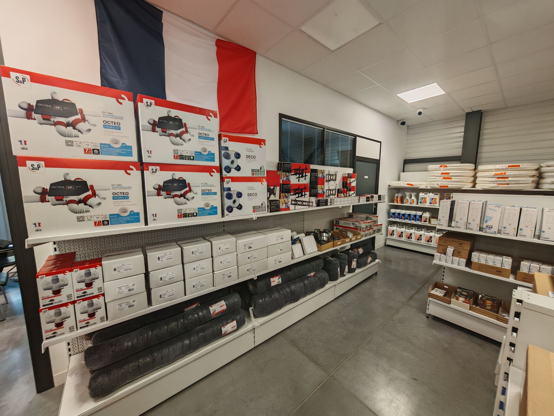 Des boîtes blanches et un drapeau français.