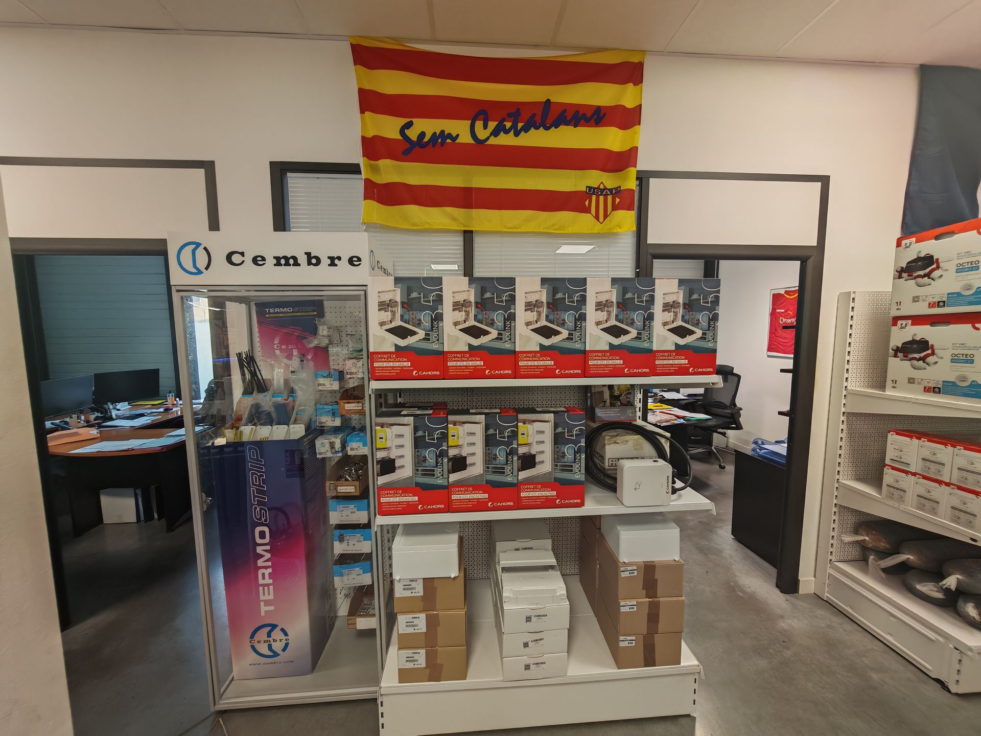 Le drapeau catalan au-dessus d'un rayon.