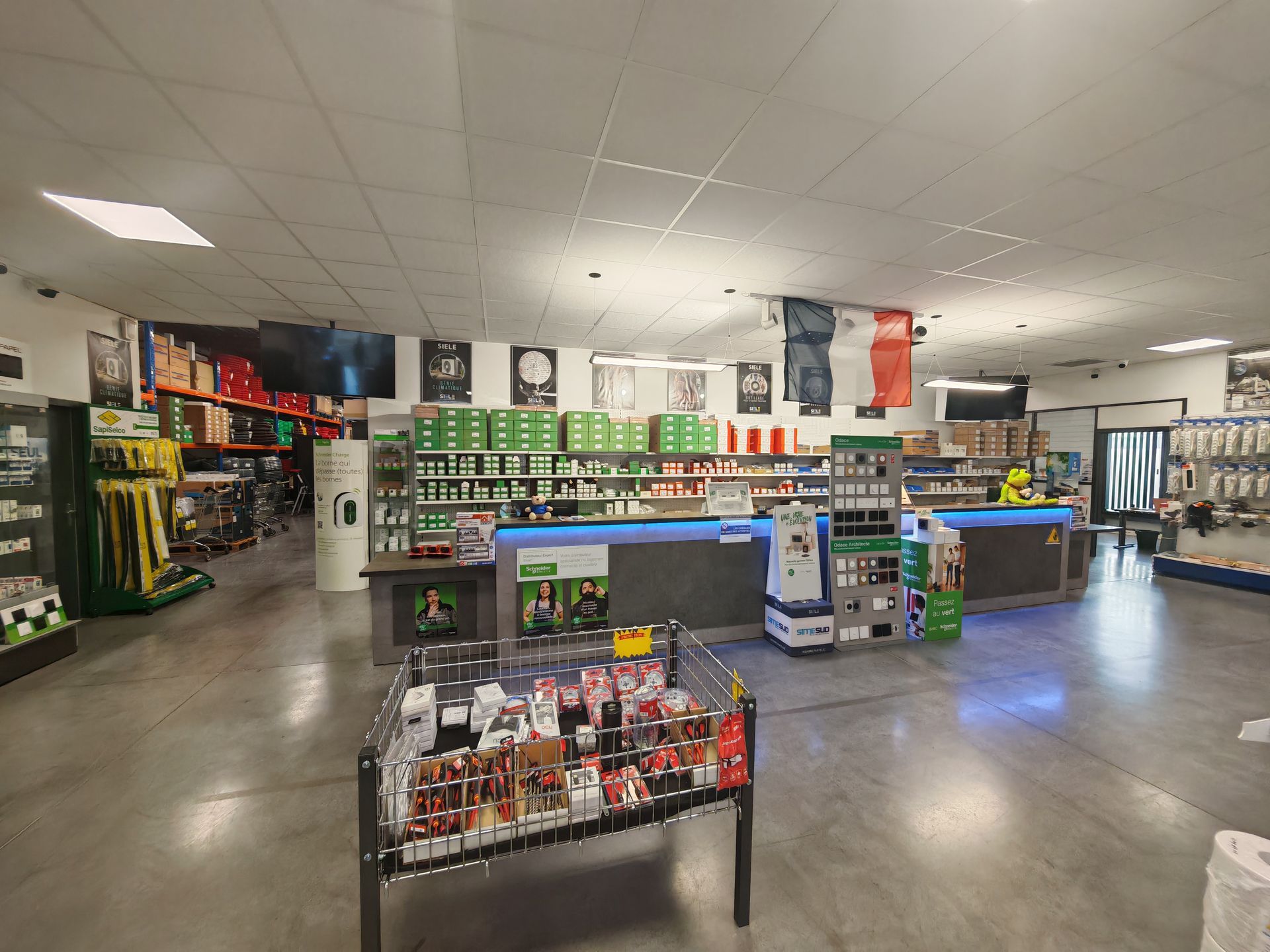 Un bac grillagé avec des objets.