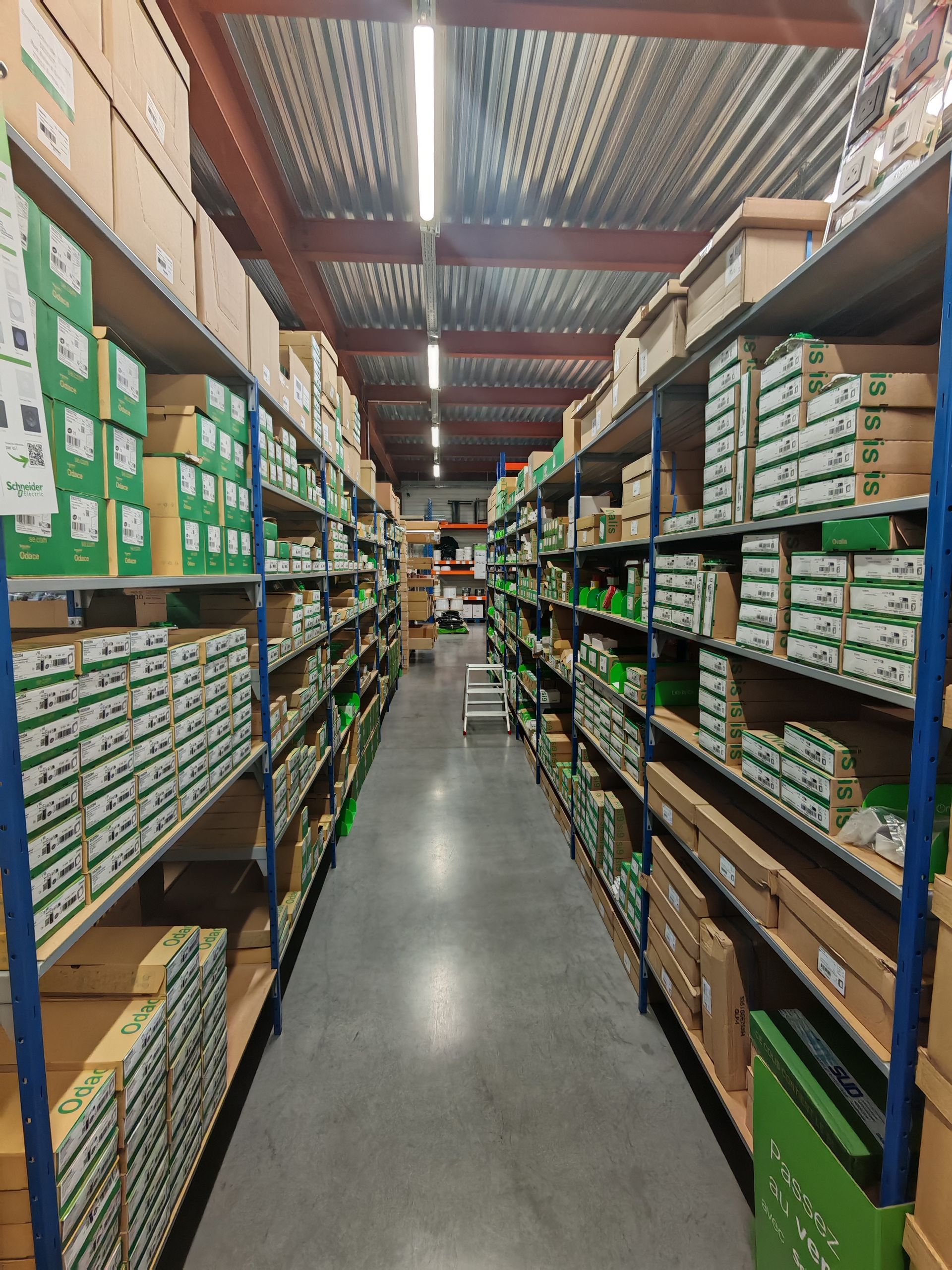 Des boîtes vertes sur des étagères.