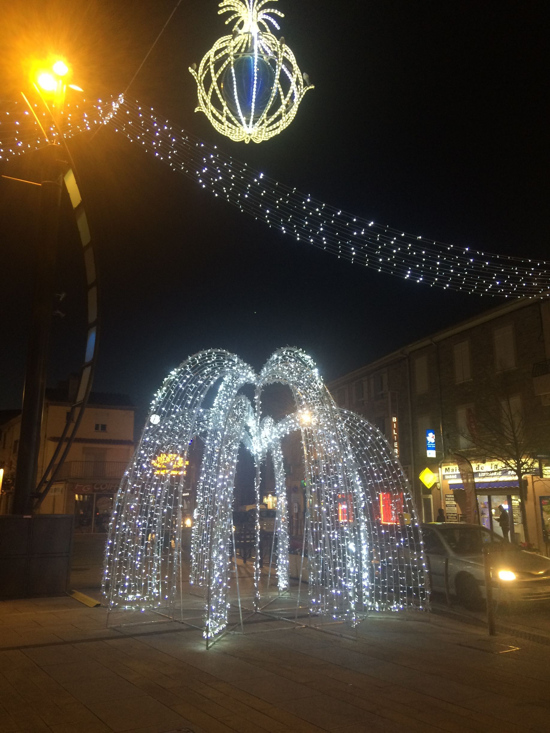 Une fontaine éclairée.
