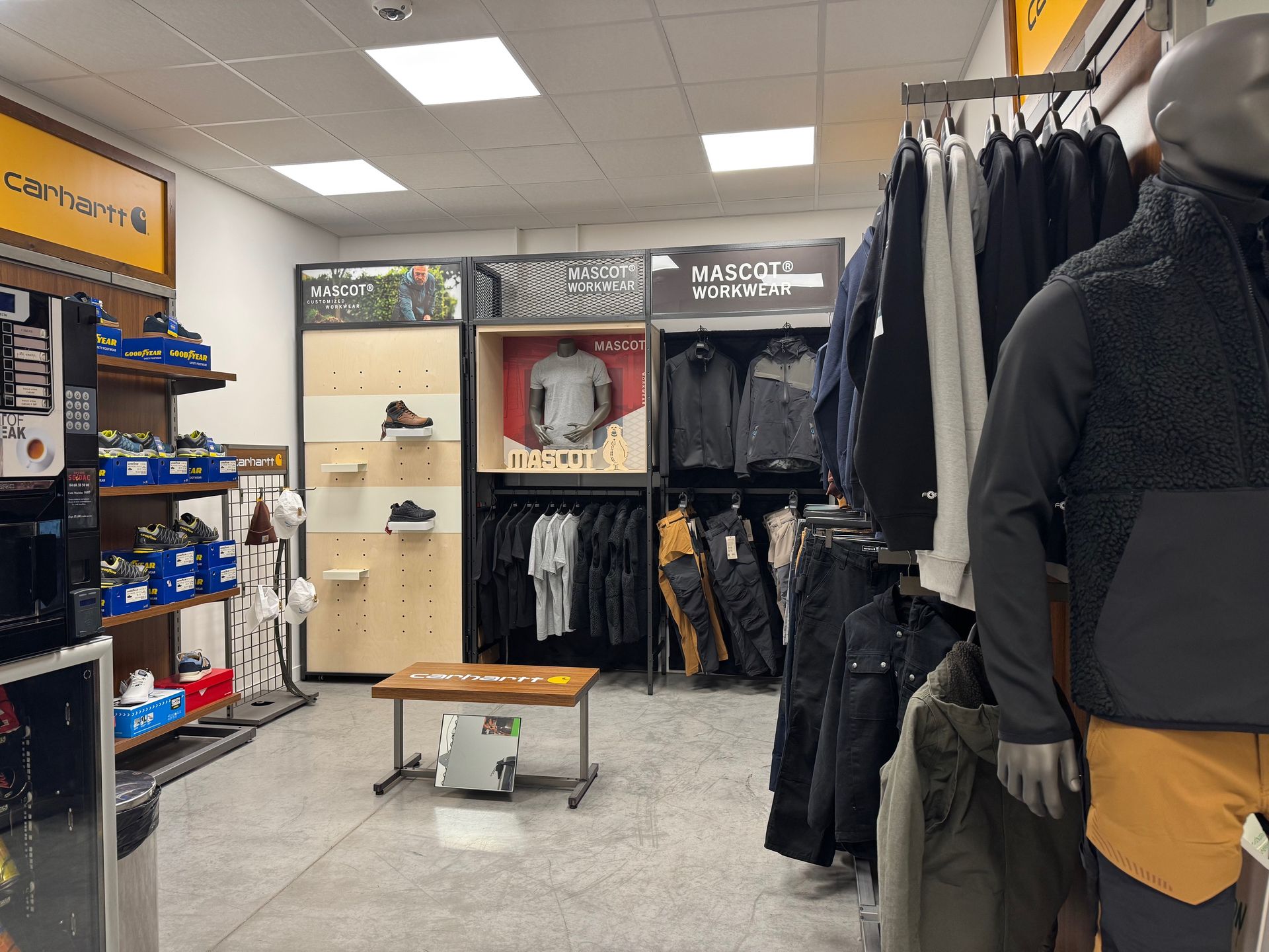 Deux mannequins avec des vêtements de travail.