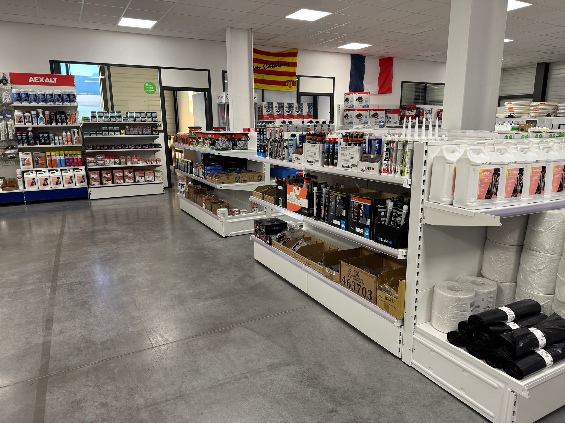 Des vis dans un bac gris.