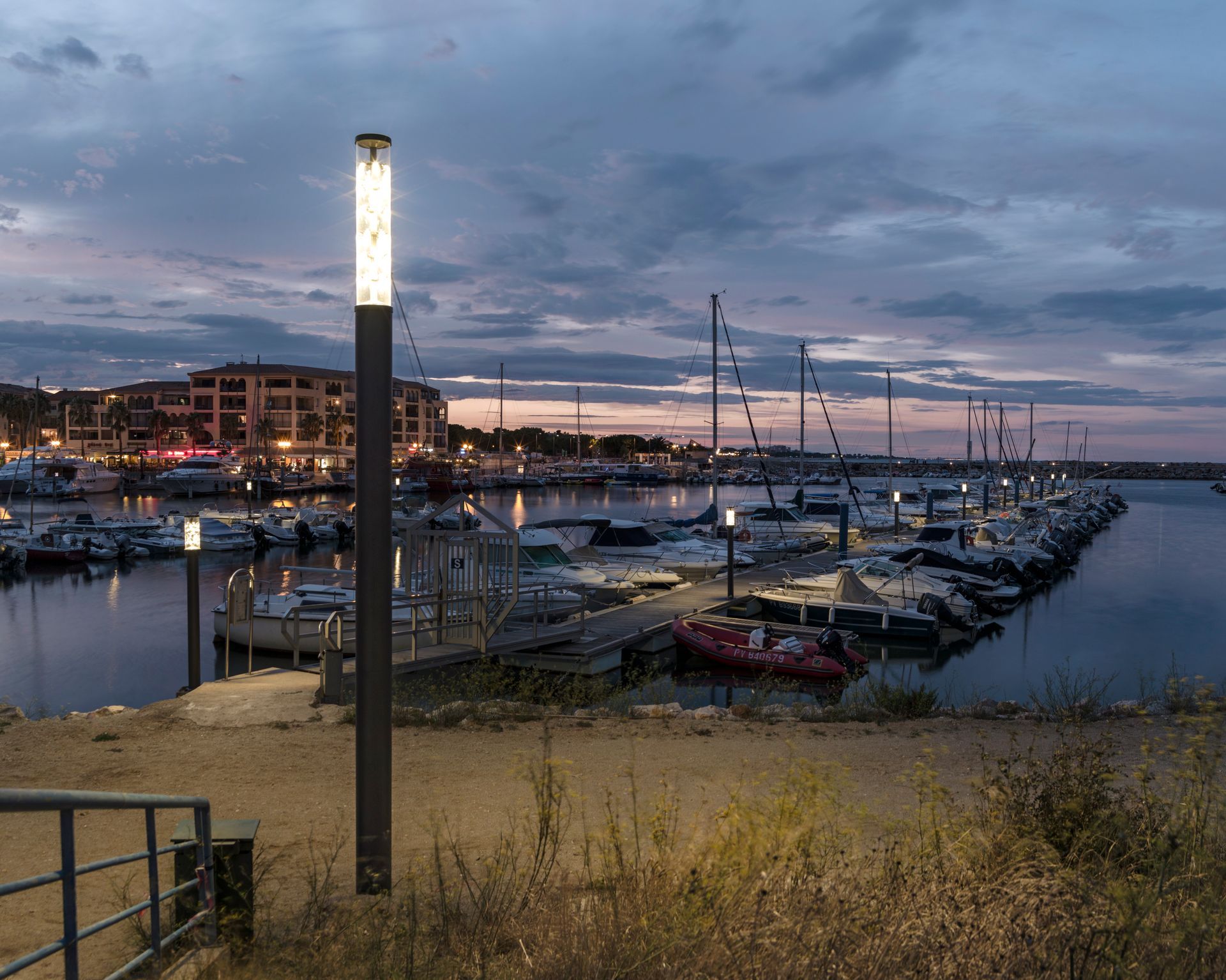 La façade éclairée d'un grand bâtiment.
