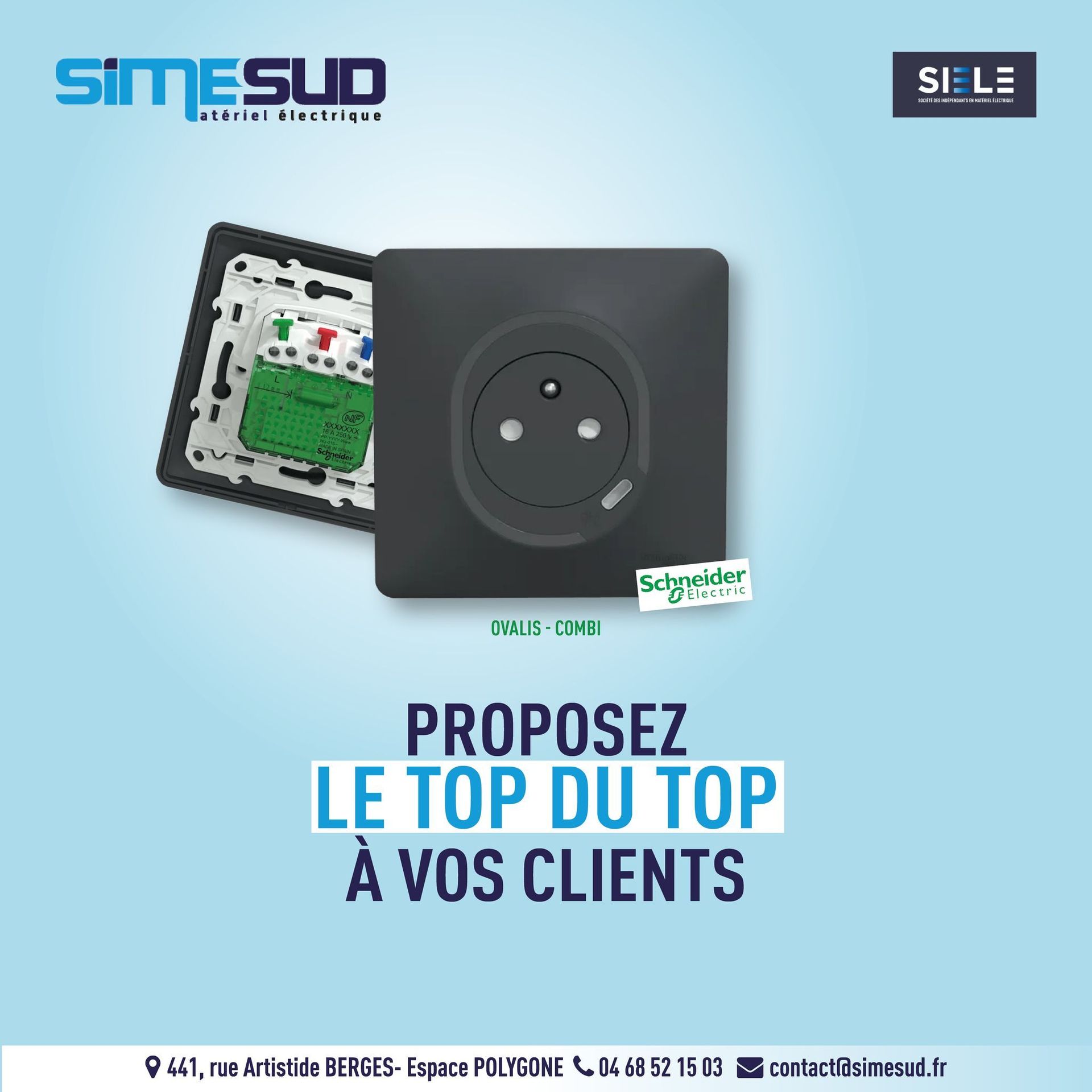 Une prise murale noire.