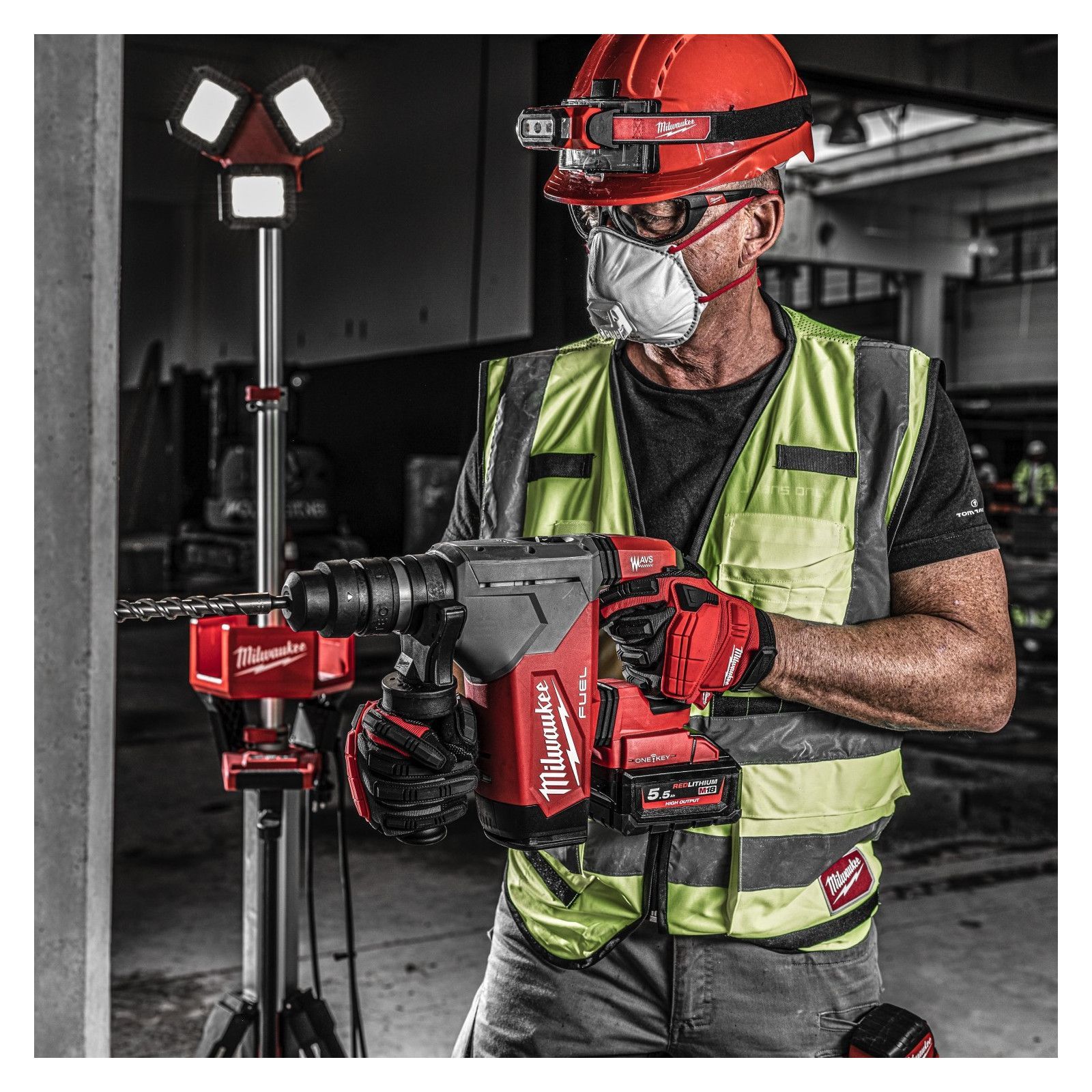 Un homme avec une perçeuse.