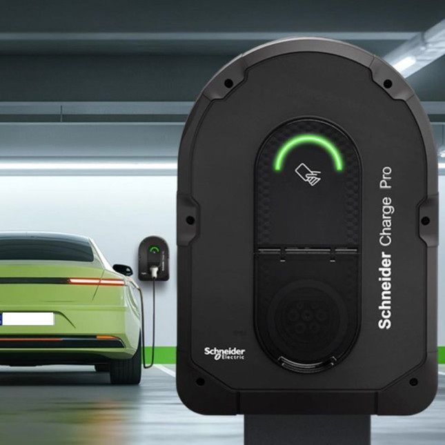 Une borne de recharge noire.